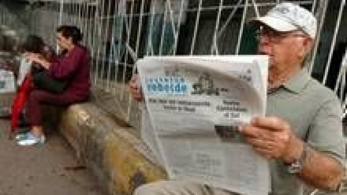 Un cubano lee el periódico «Juventud Rebelde» donde Fidel ha realizado sus últimas reflexiones