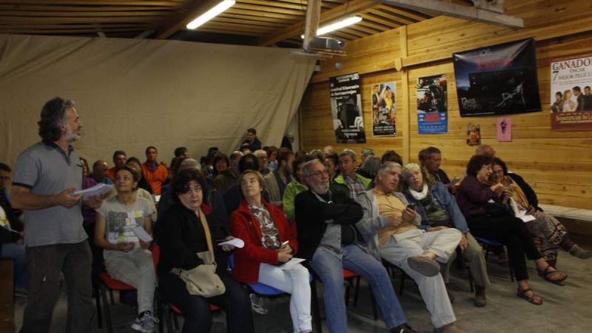 El público llenó la sala de proyección de cortometrajes improvisada.