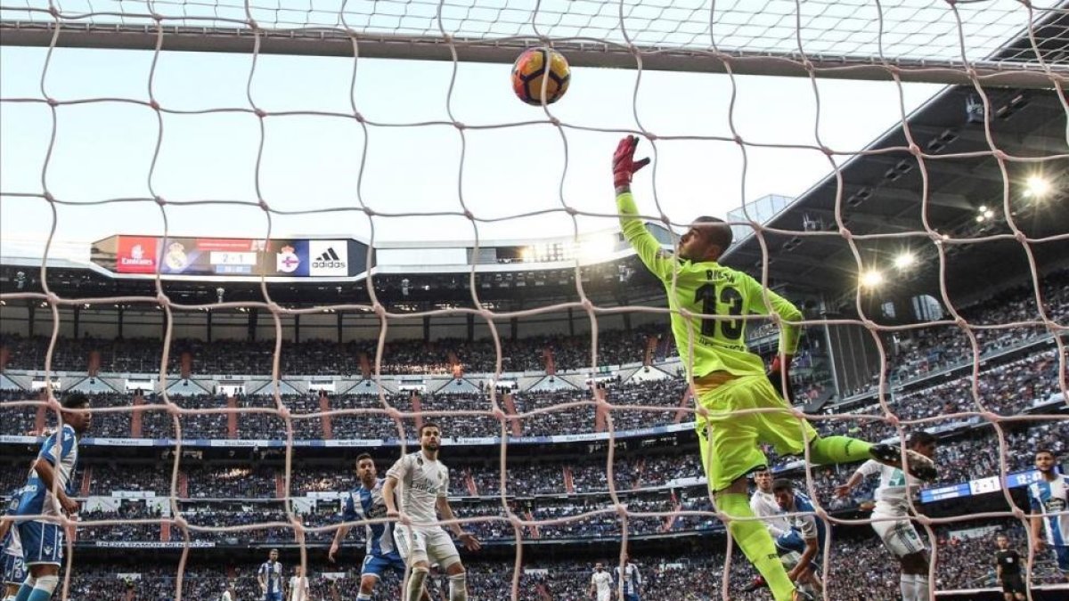 Nacho marca uno de los siete goles del Madrid durante el partido contra el Deportivo en el Bernabéu, de la jornada 20ª.