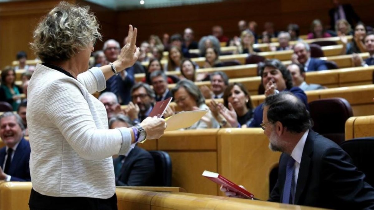 La senadora Mireia Cortes junto a Mariano Rajoy, durante el intercambio de regalos envenenados.