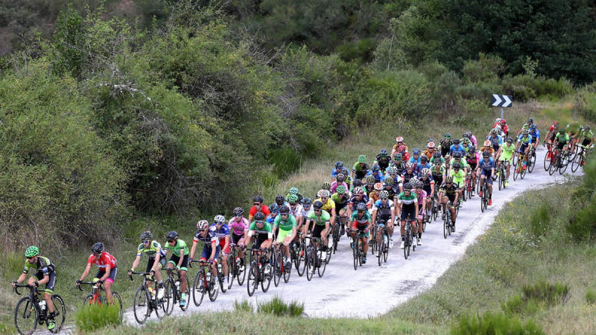 El pelotón afronta la subida del Pando durante la segunda etapa de la Vuelta, entre Boca de Huérgano y Soto de Sajambre. MARCIANO PÉREZ