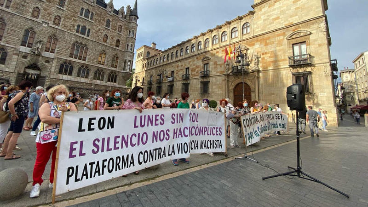 Integrantes de la plataforma Lunes sin sol en la concentración ante Botines. RAMIRO