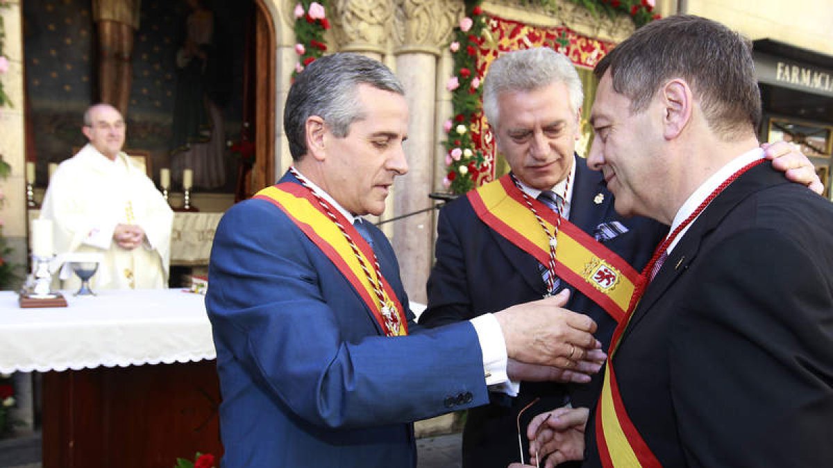 Emilio Gutiérrez impone la medalla de cronista de León a Máximo Cayón.