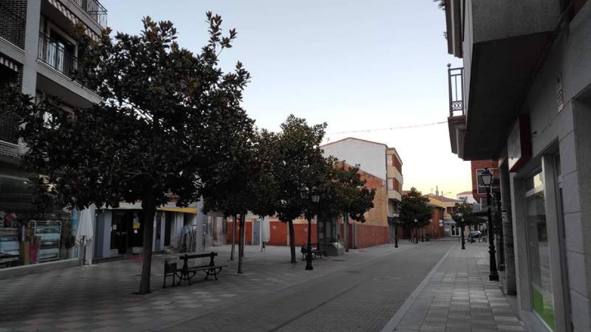 Todo cerrado ayer en Valencia de Don Juan. DL
