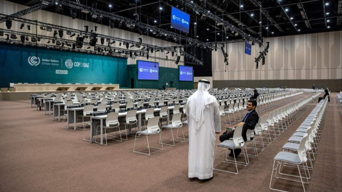 Participantes hablan en una sala plenaria durante la Conferencia de las Naciones Unidas. MARTIN DIVISEK