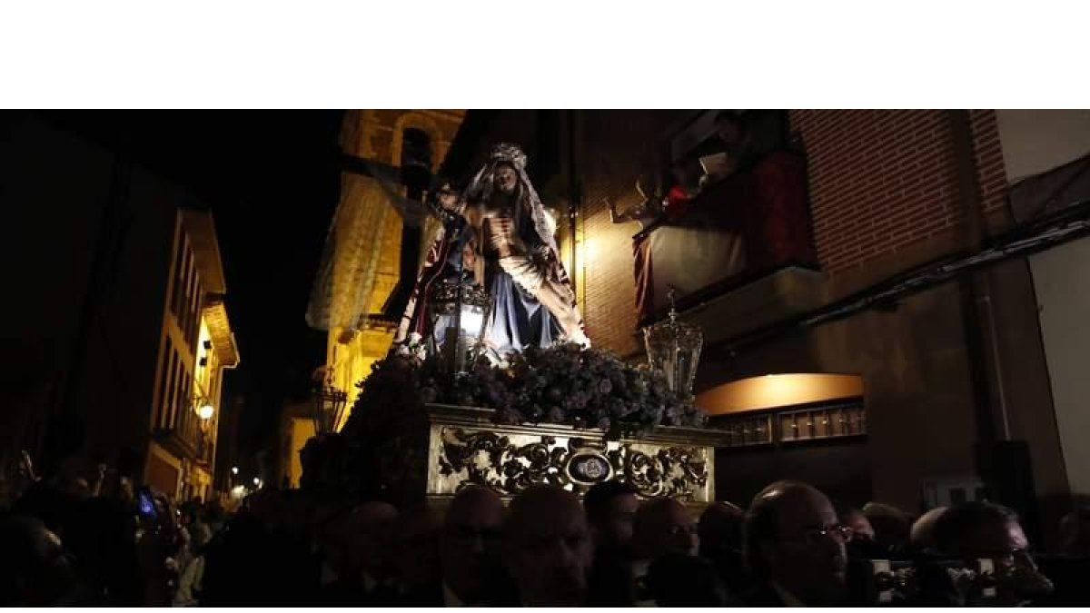 Imagen de la Virgen del Mercado, a la salida del traslado. RAMIRO