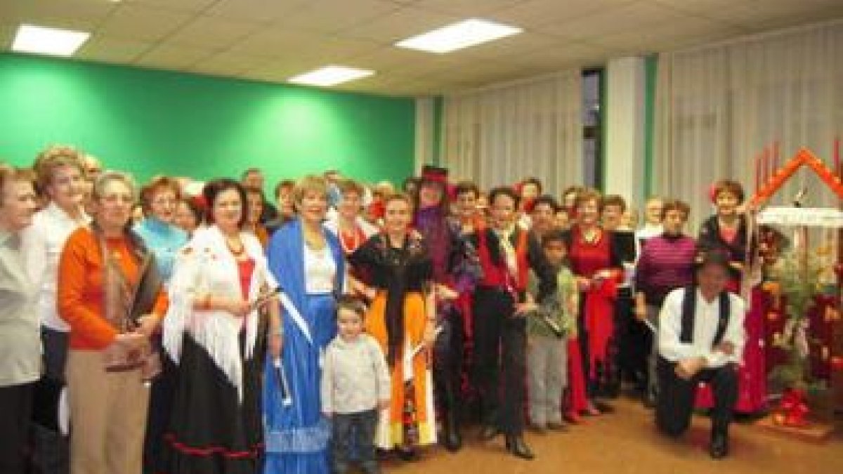 El Ceas de Mariano Andrés celebró una concurrida y divertida fiesta de mayores.