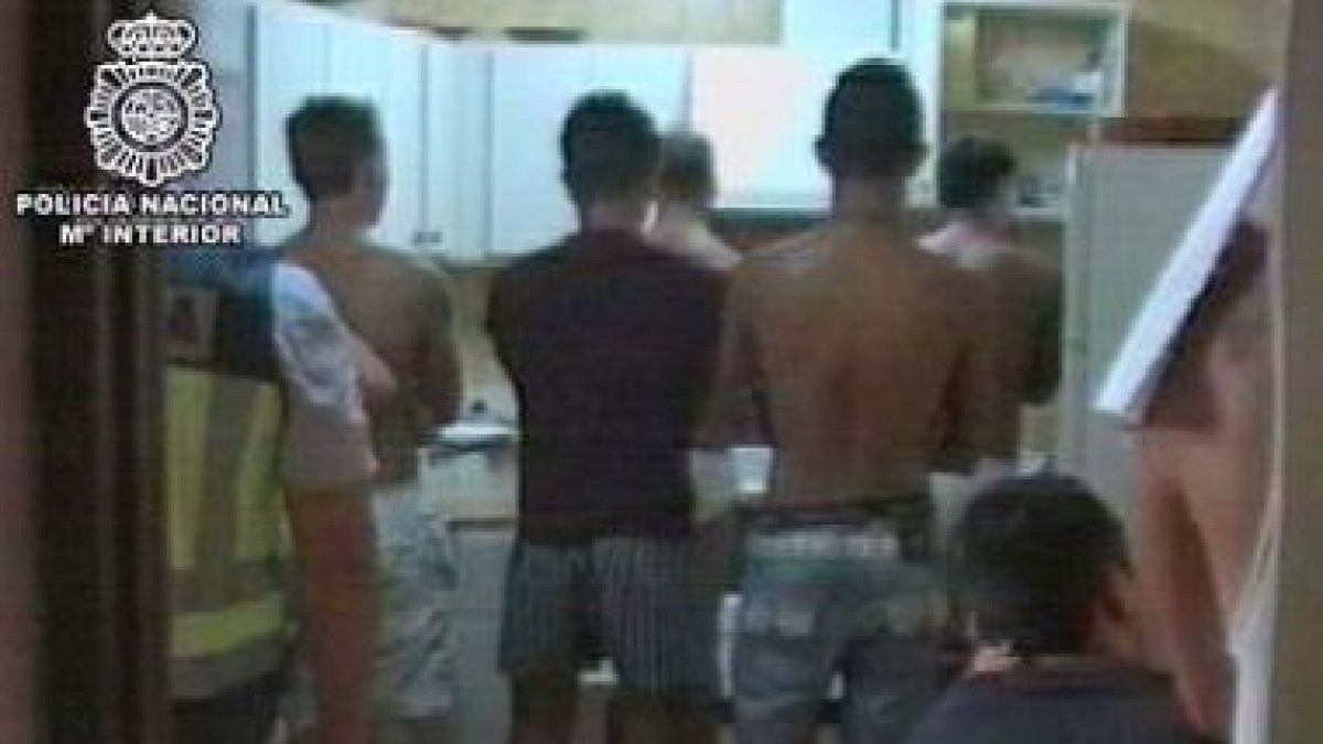 Varios de los hombres sometidos a explotación, en el transcurso de la operación.