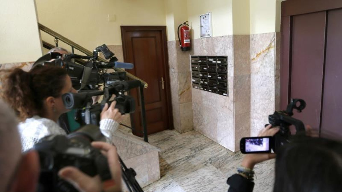 Portal del número 6 de la calle Río Sella de Lugones en Siero. - efe