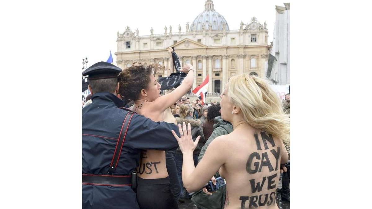 Dos de las activistas que se desnudaron en la plaza San Pedro.