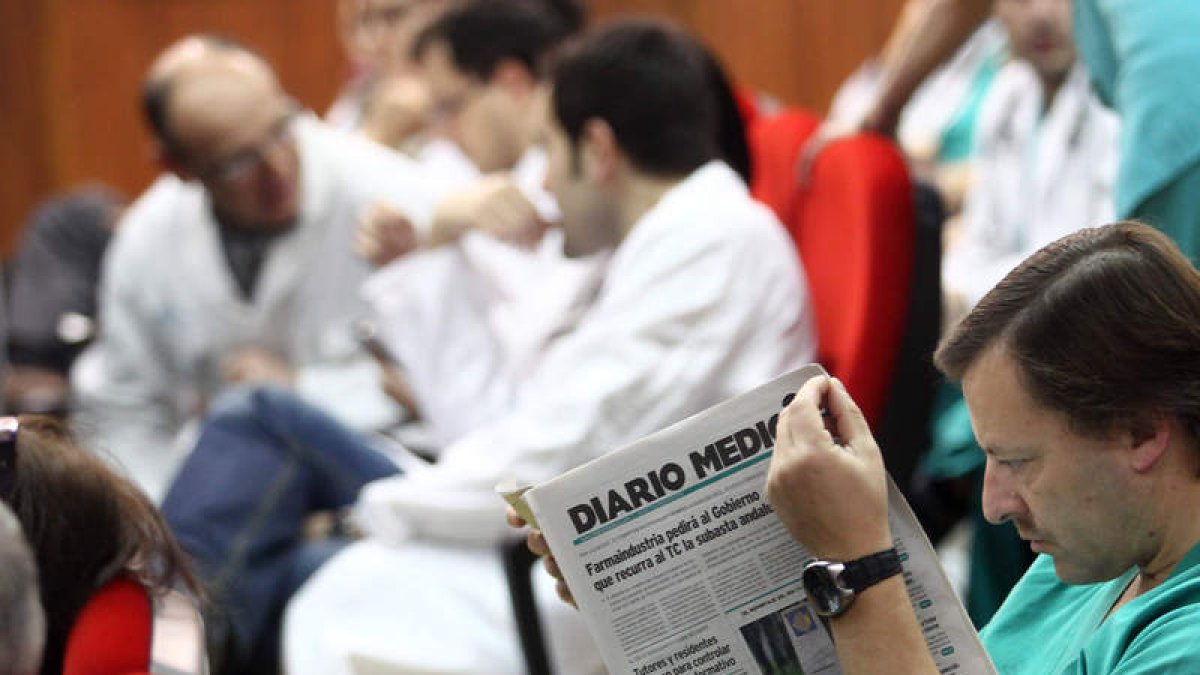 El presidente del Sindicato Médico CESM, José Luis Díaz Villarig, leyendo el periódico. RAMIRO