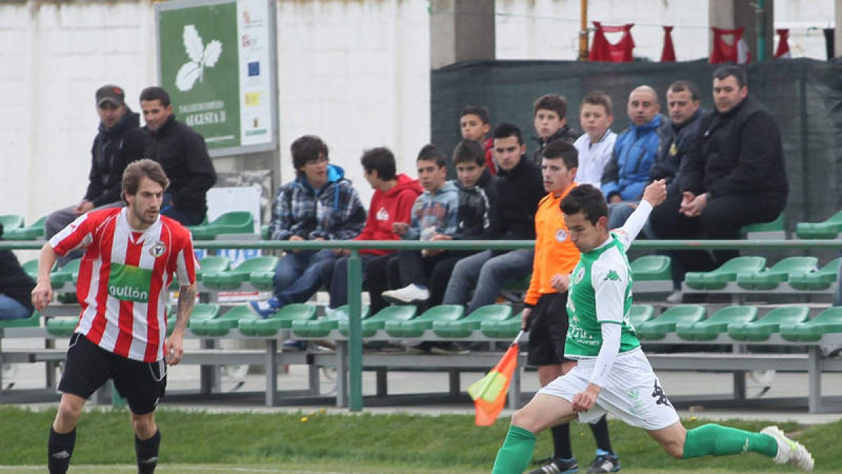 Ivi (d) cerró el partido al materializar el tercer gol maragato al inicio de la segunda parte.