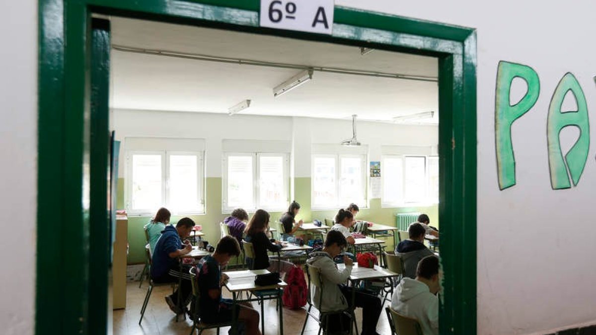 Un grupo de alumnos trabaja en un aula de un colegio de León. ARCHIVO
