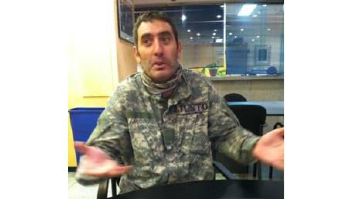 El hombre que ha entrado en el recinto de los leones del Zoo de Barcelona.