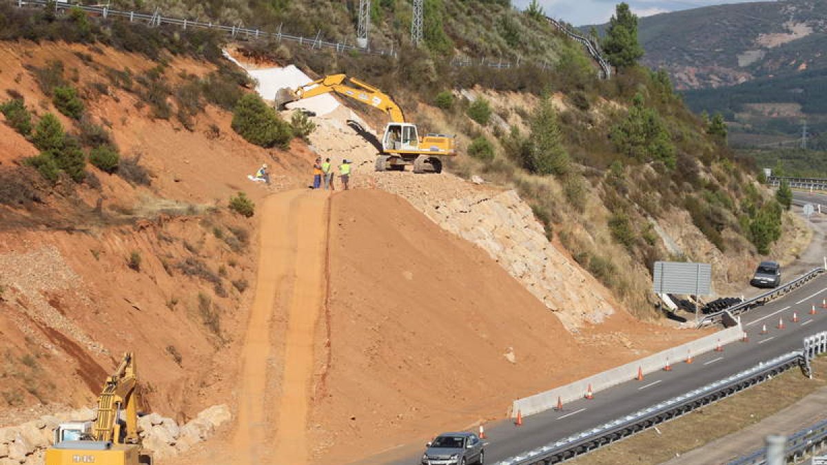 Las máquinas trabajaban ayer en el talud afectado de la A-6 en Montearenas.