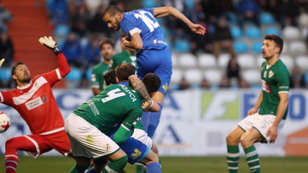 El gol de Yuri propició el éxtasis en El Toralín en la última acción sólo unos minutos después de que los silbidos acompañasen al juego del equipo y a veces del propio ariete. LDLM