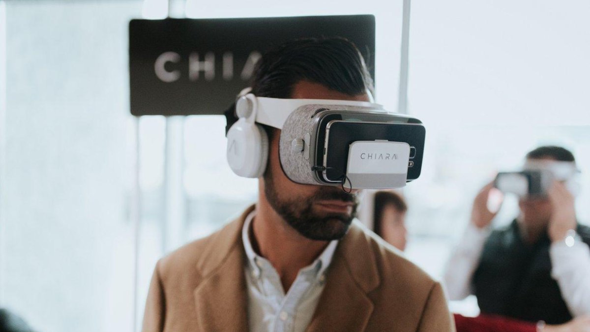 Un usuario con las gafas de realidad virtual de Chiara.