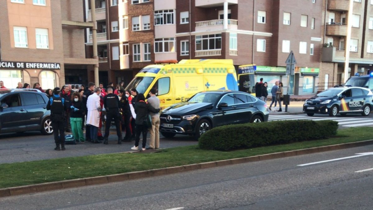 Las asistencias atienden al herido. DL