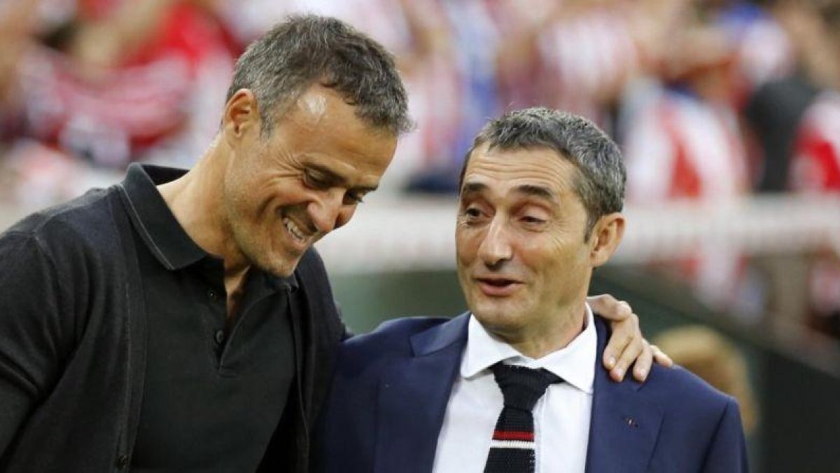 Luis Enrique y Ernesto Valverde, en el Camp Nou.
