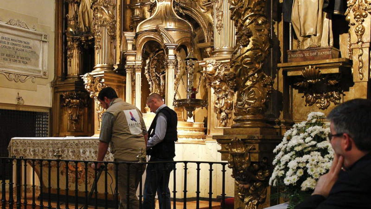 Dos técnicos pasan el georradar por la iglesia.