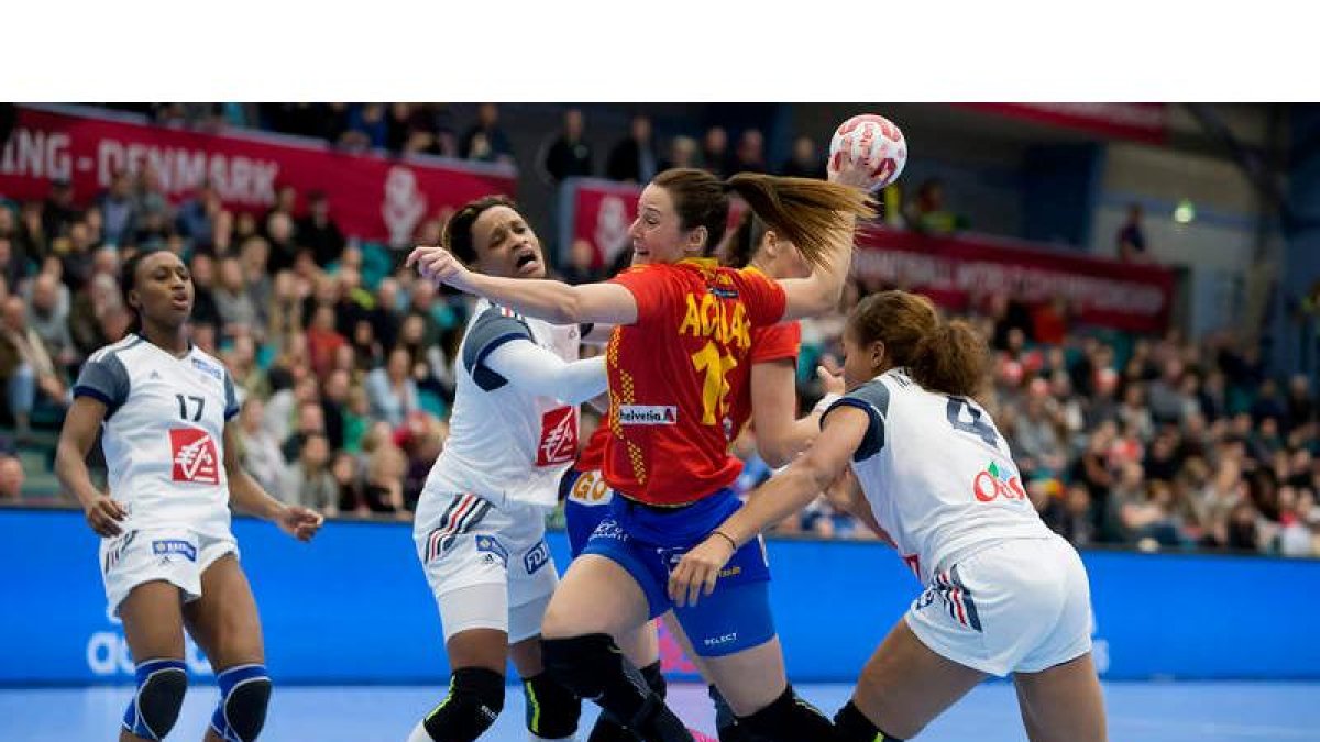 La española Macarena Aguilar intenta un lanzamiento ante la portería de Francia.