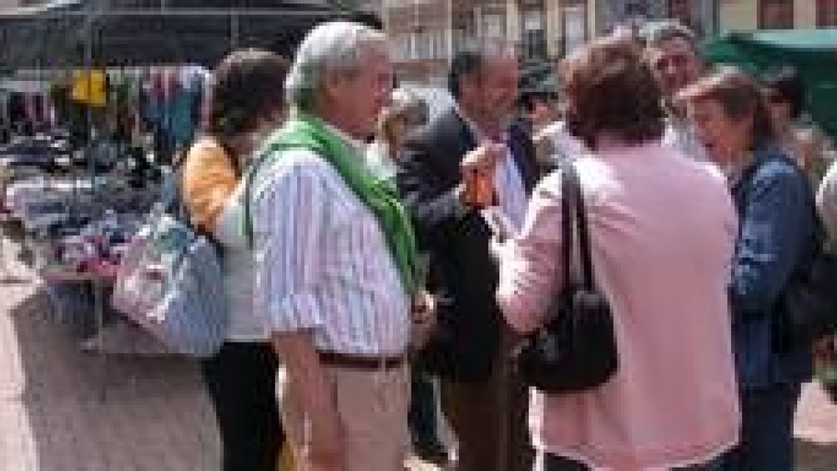 García, Larrauri, Villaverde y Alonso, con los vecinos en el mercado