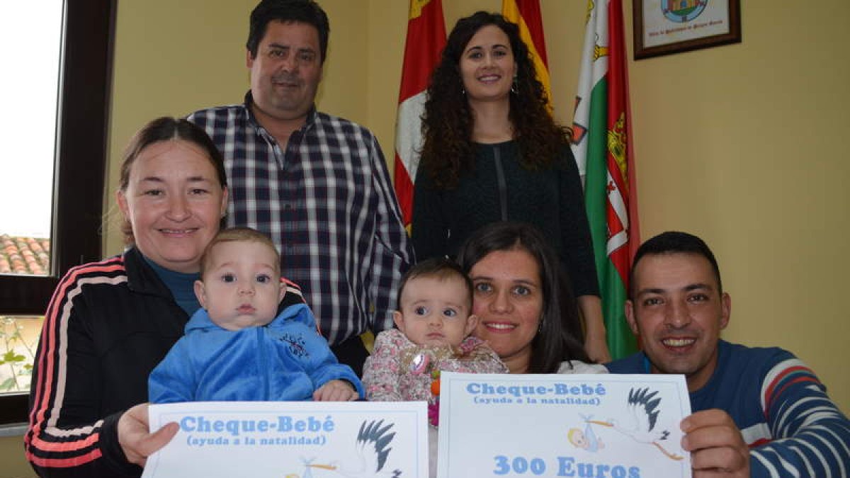 Samuel y Lucía fueron los primeros niños en recibir las ayudas a la natalidad, ayer en Pobladura de Pelayo García.