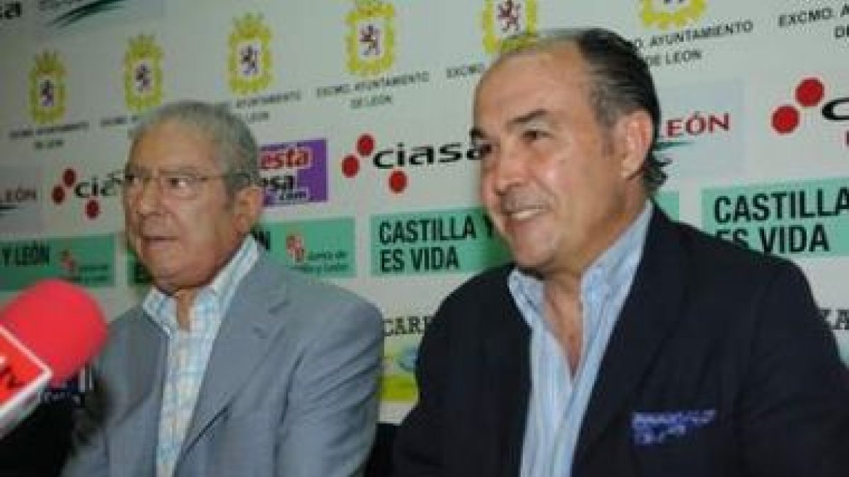 Santiago Vega (derecha) junto a Domingo Cueto en su presentación.