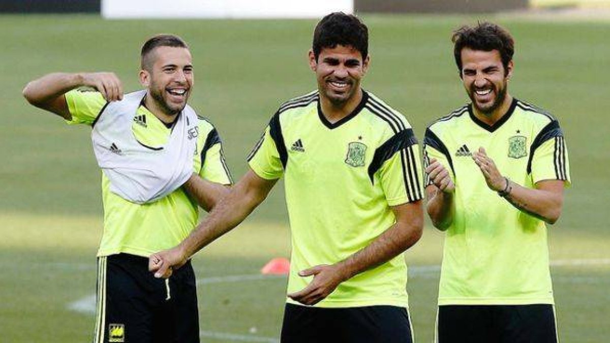 Diego Costa bromea con Alba y Cesc durante el entrenamiento en el Robert F. Kennedy Memorial Stadium de Washington.