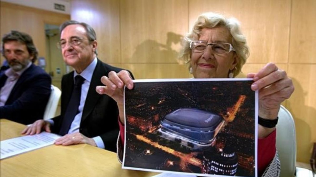 La alcaldesa de Madrid, Manuela Carmena, junto con Florentino Pérez muestra una foto de lo que será el nuevo Santiago Bernabéu.