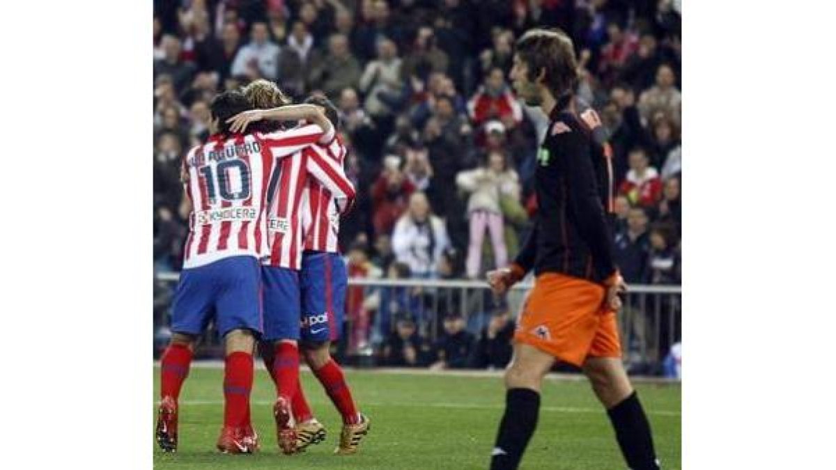 Agüero, Forlán y Simao celebran uno de los goles conseguidos ante el Valencia.