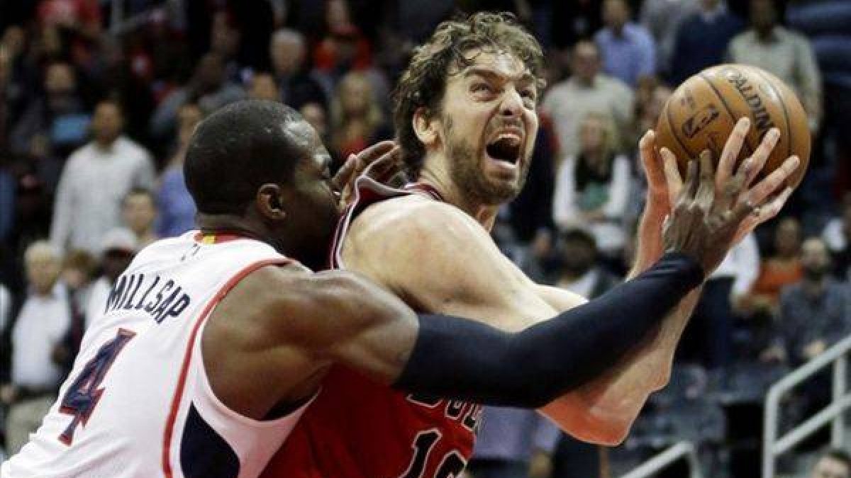 Gasol intenta superar a Millsap en el partido del lunes ante Atlanta.
