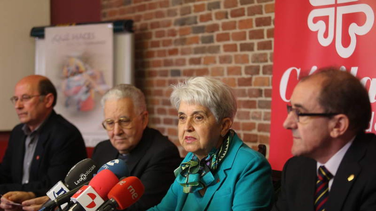 El obispo, Julián López, a la derecha de Beatriz Gallego, en la presentación de la memoria.