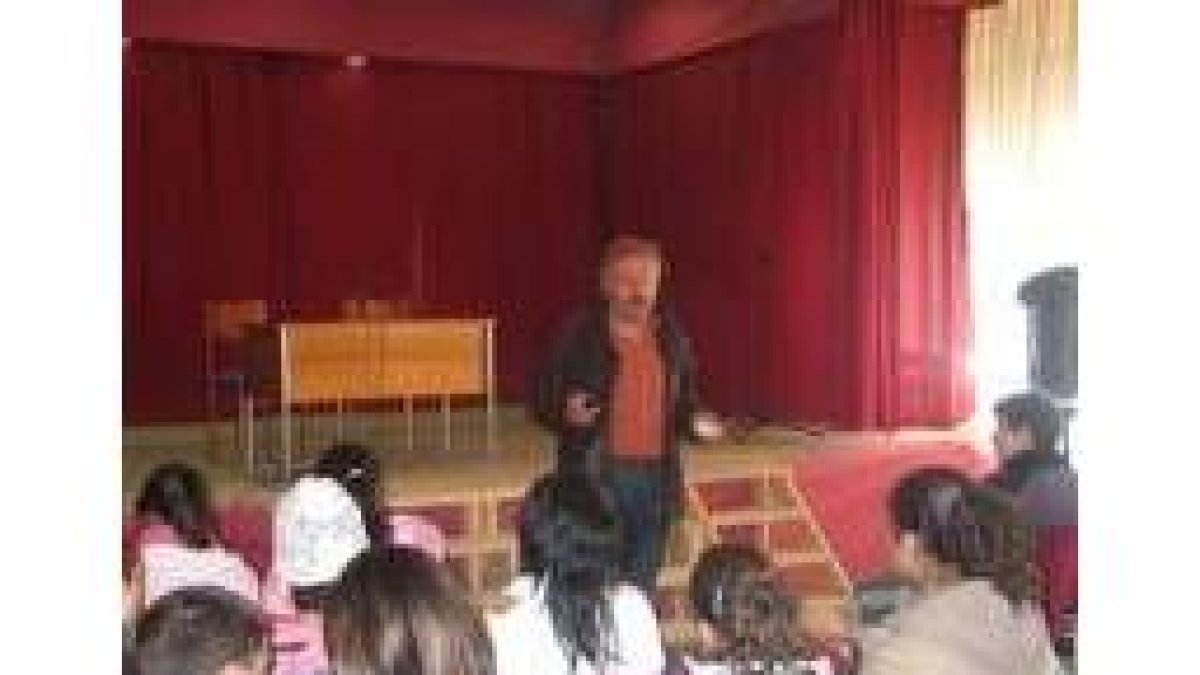 El escritor leonés Julio Llamazares explica a los jóvenes el valor de la libertad de leer