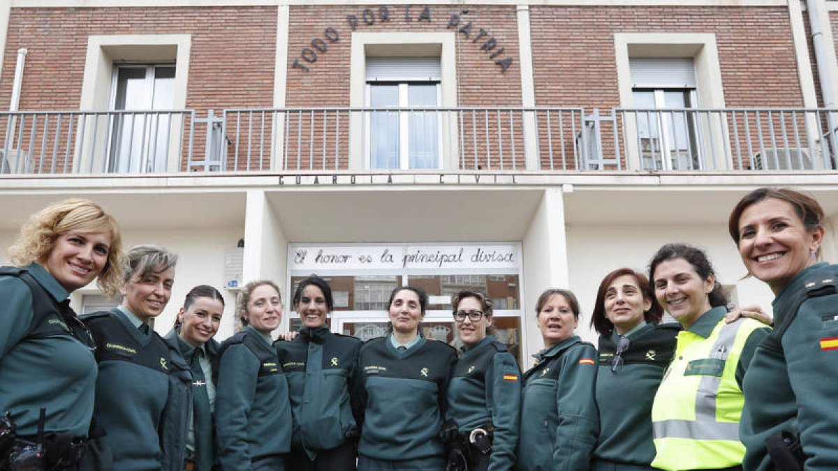 Imagen de algunas de las guardias civiles que trabajan en la Comandancia y el área de León. jesús f. salvadores