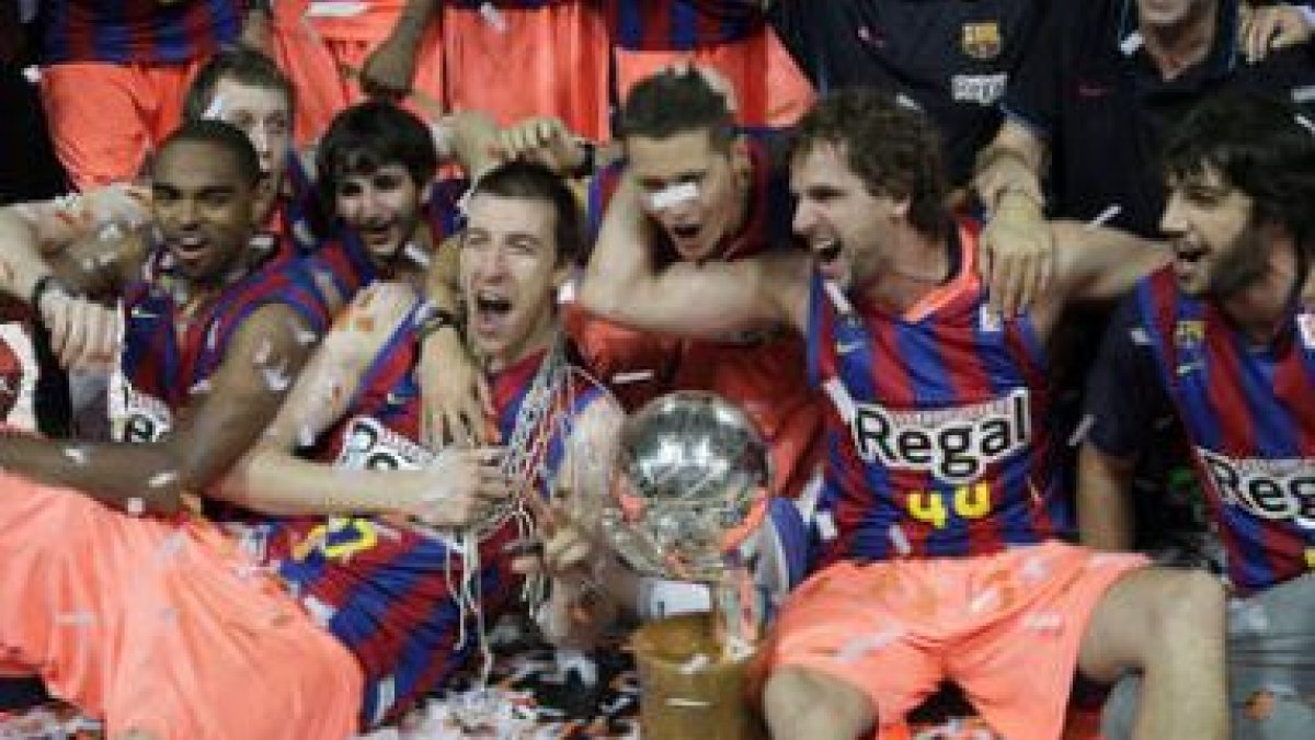 Los jugadores del Barcelona celebran la consecución de un nuevo título, en esta ocasión el de Liga.