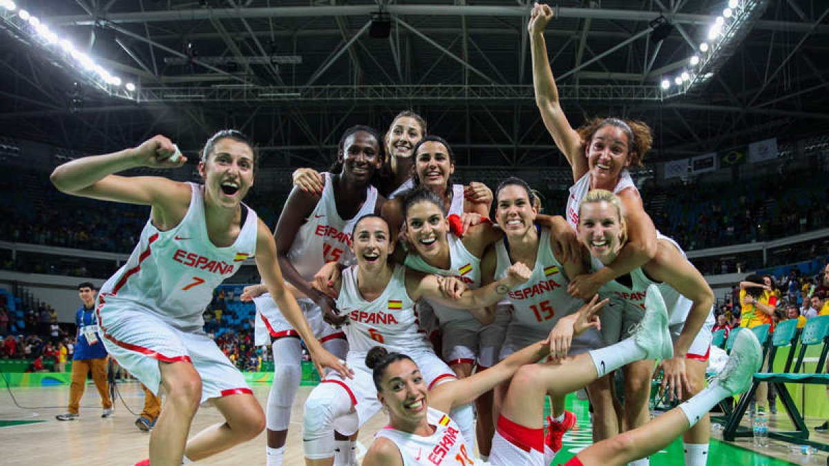Las jugadoras de la selección española celebran su pase a la final tras derrotar a Serbia. BIZERRA