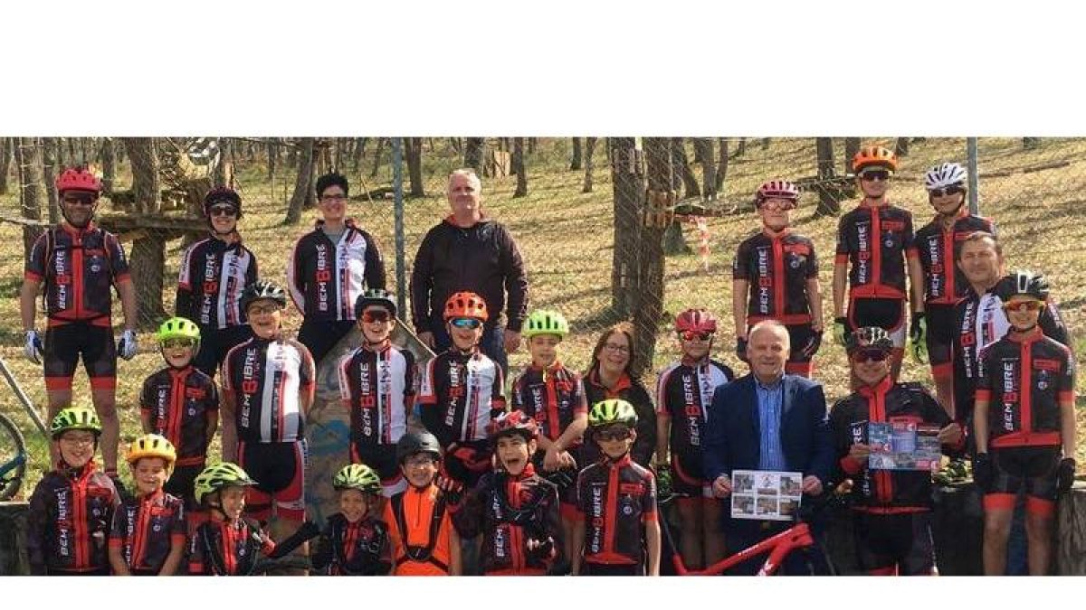 Serafín Vázquez, José Bandera y varios de los integrantes de la escuela municipal del Bembibre BTT. DL