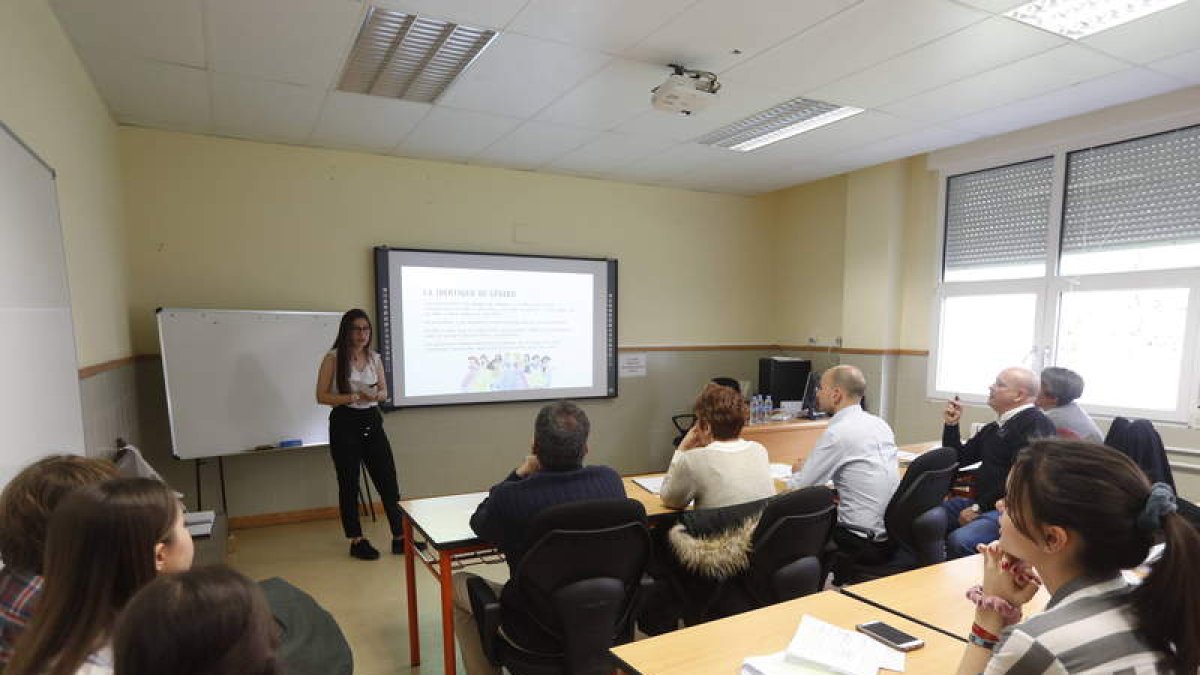 Una de las alumnas expone su investigación. JESÚS F. SALVADORES