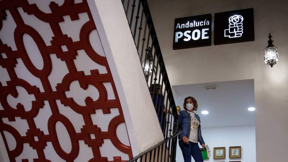 Susana Díaz baja las escaleras de la sede del Partidos Socialista en Sevilla. JULIO MUÑOZ
