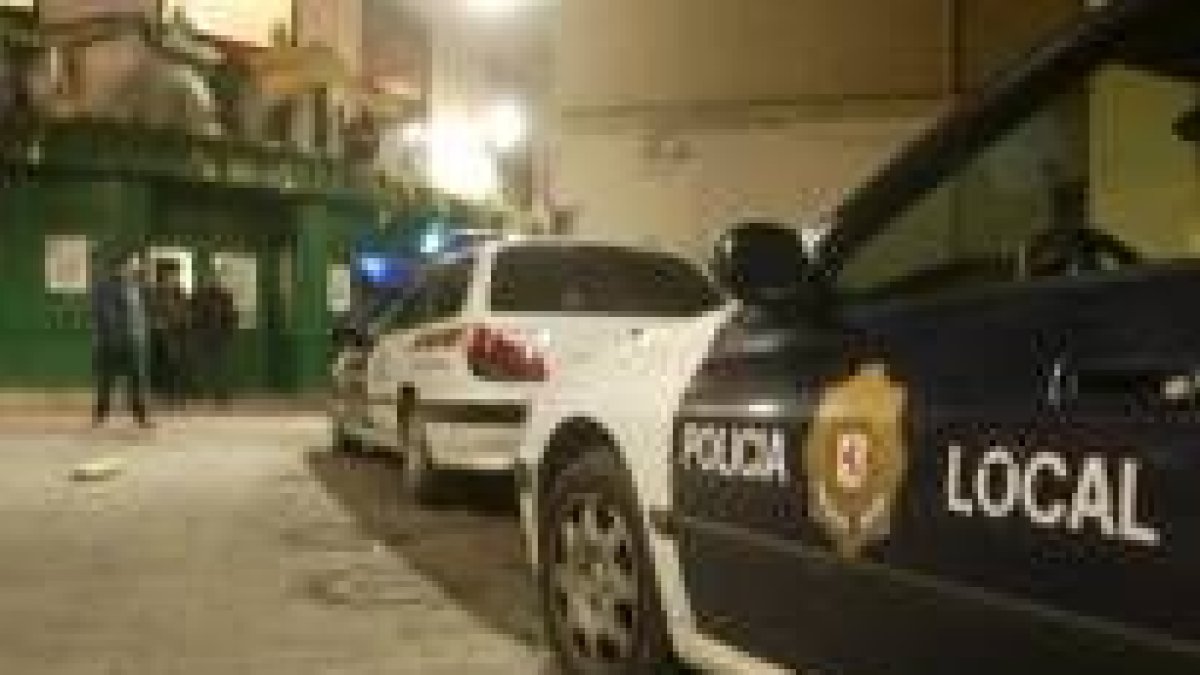 Patrullas de la Policía Local vigilan locales del Húmedo en una imagen de archivo