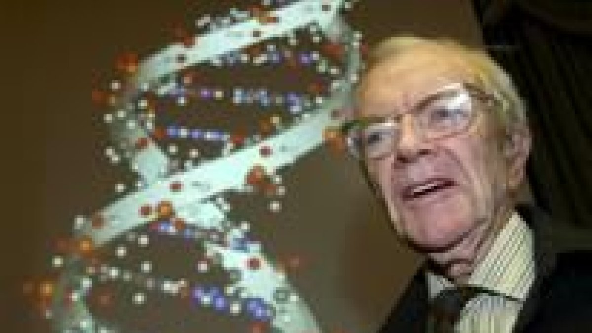 Maurice Wilkins, con la estructura del ADN detrás, explica cuál fue su aportación al descubrimiento
