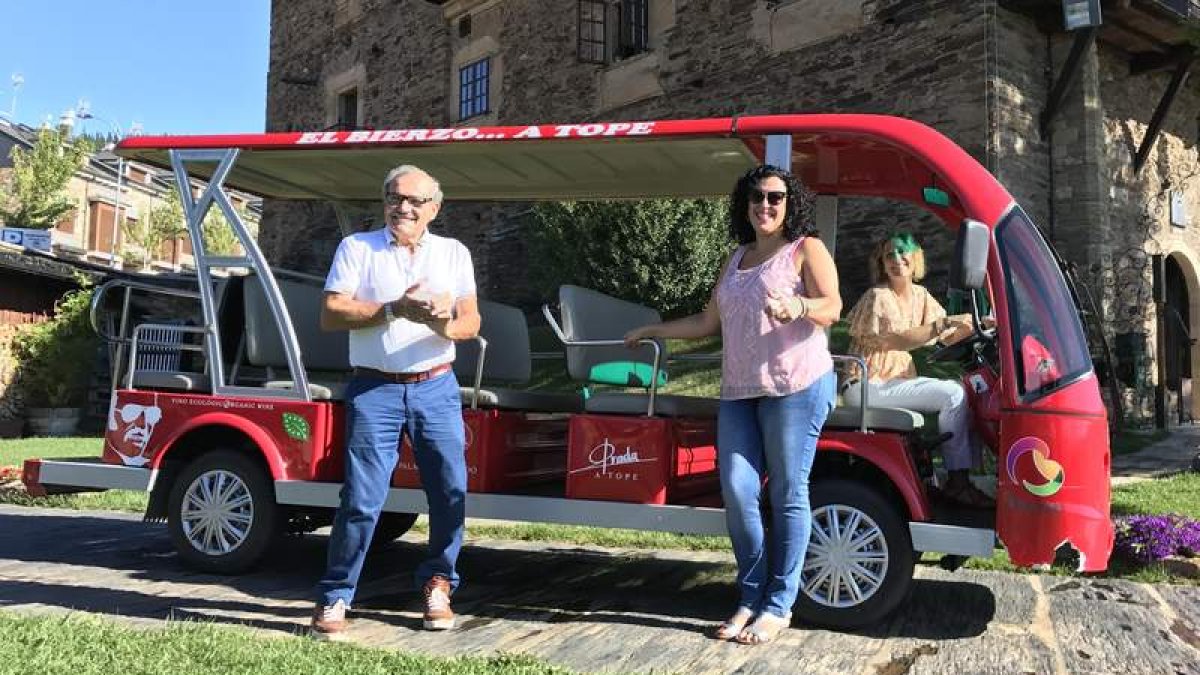 José Luis Prada posaba ayer junto al nuevo Carroviñas eléctrico, ante el Palacio de Canedo. DL