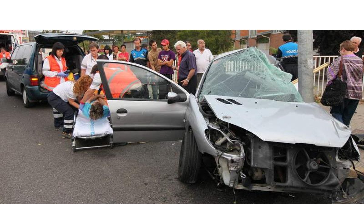 El coche quedó destrozado por completo, empotrado en la farola y en dirección contraria a la que circulaba.