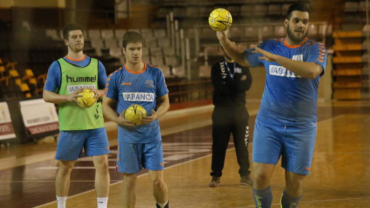 Los jugadores del Abanca Ademar quieren dejar hoy sellado su pase a la Final Four de la próxima edición de la Copa del Rey. RAMIRO