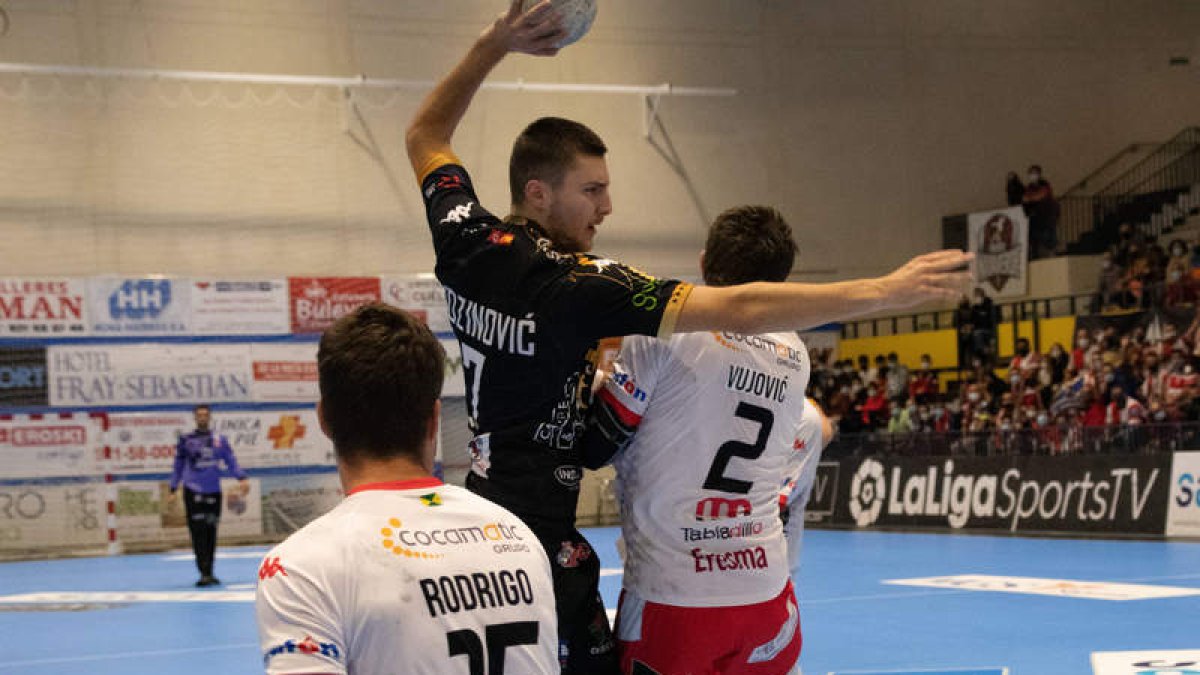 Jozinovic en el partido frente al Nava en el que cayó lesionado. LOF