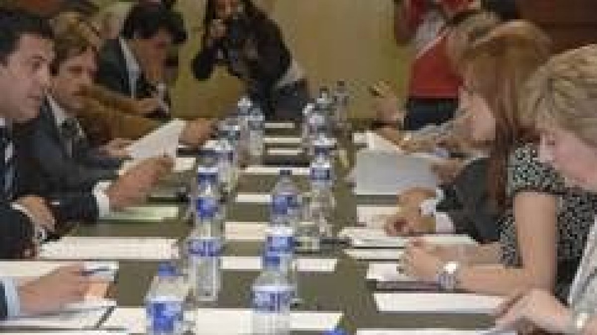 Delegados provinciales y presidentes de Diputación se reunieron ayer con Clemente y Ruiz