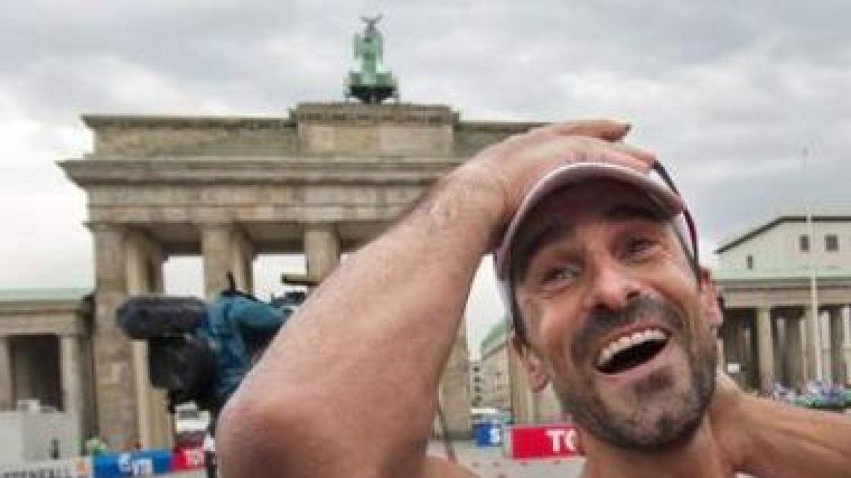 El marchador madrileño frente a la Puerta de Brandenburgo, después de ganar el bronce.