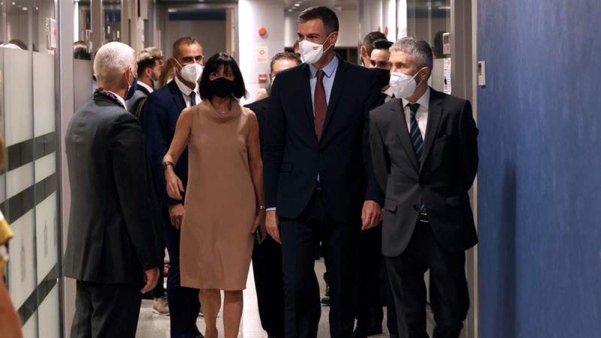 Sánchez y Grande-Marlaska, a su llegada a la Comisión del Plan de Lucha contras Delitos de Odio. J.J.GUILLÉN