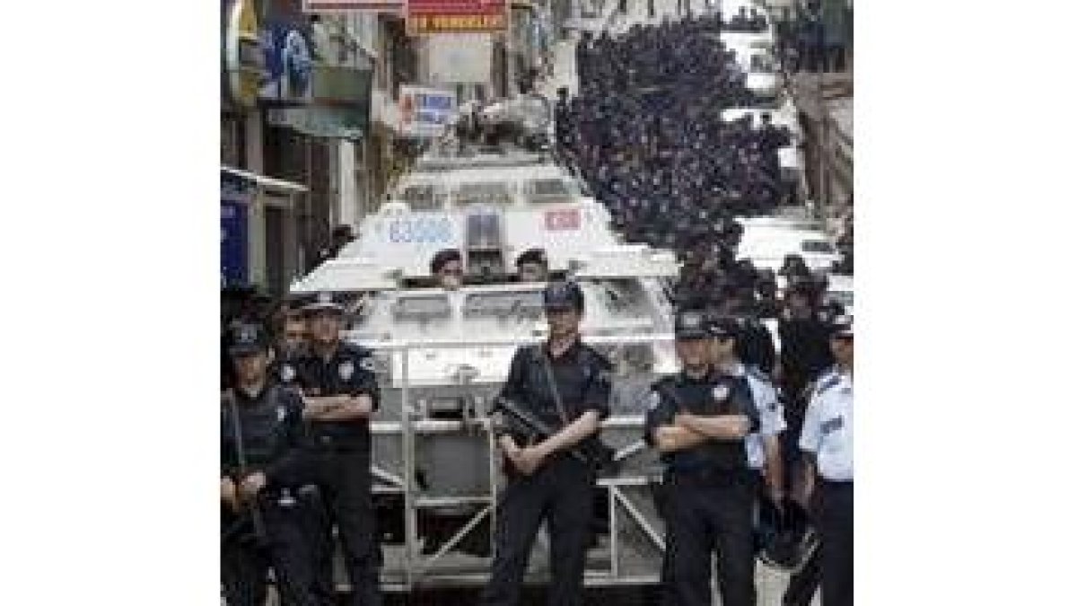 Cientos de policías vigilan a los manifestantes anti Bush